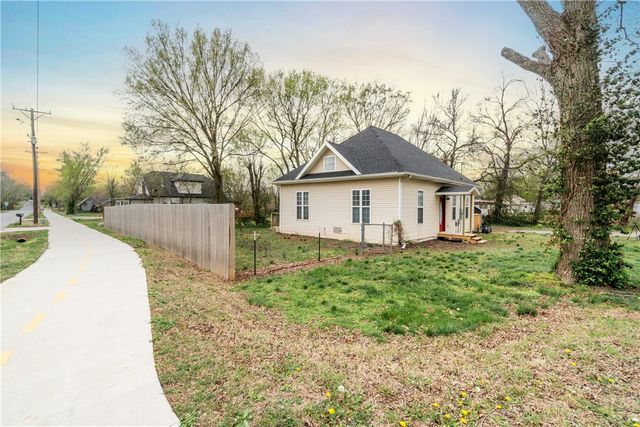 501 SW 2nd Avenue, Gravette, AR 72736
