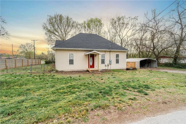 501 SW 2nd Avenue, Gravette, AR 72736