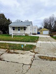 21118 Wellington Avenue E, Warren, MI 48089