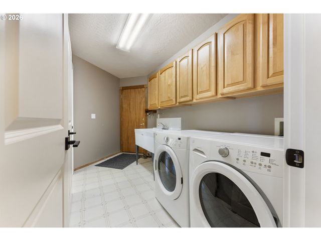 1211 NAPA CREEK Dr, Eugene, OR 97404