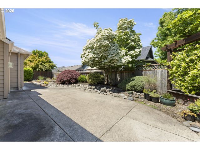 1211 NAPA CREEK Dr, Eugene, OR 97404