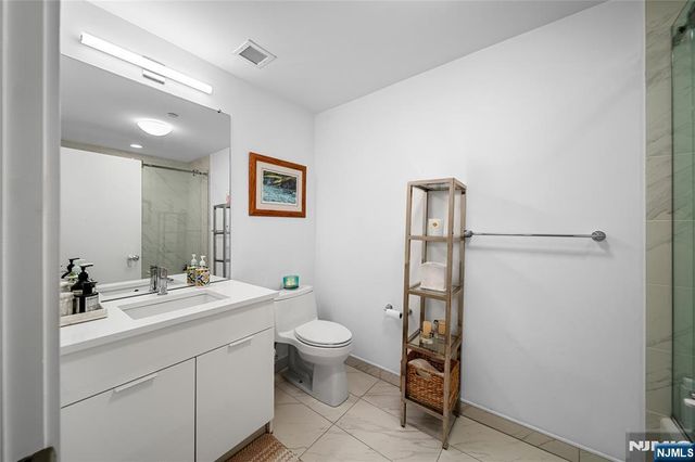 9 Ave At Port Imperial 414, West New York, NJ 07093