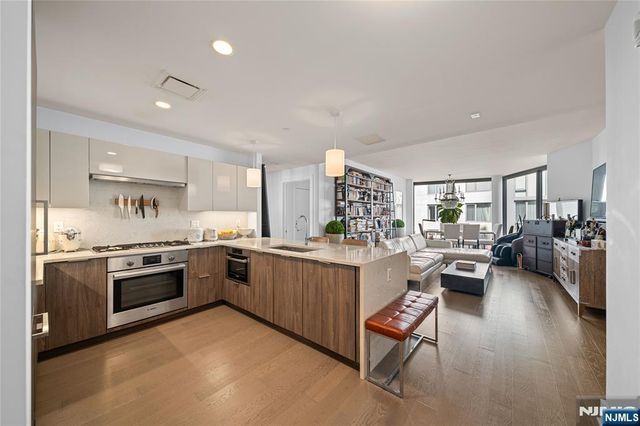 9 Ave At Port Imperial 414, West New York, NJ 07093