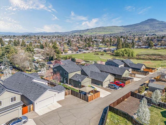 2264 College Way, Medford, OR 97504