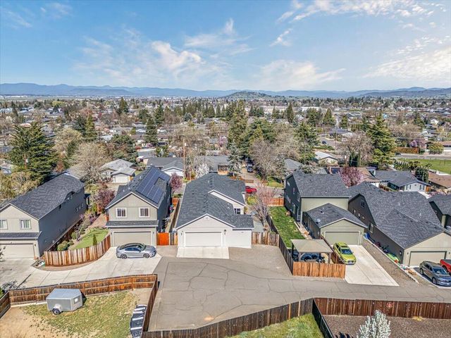 2264 College Way, Medford, OR 97504