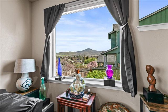 2264 College Way, Medford, OR 97504