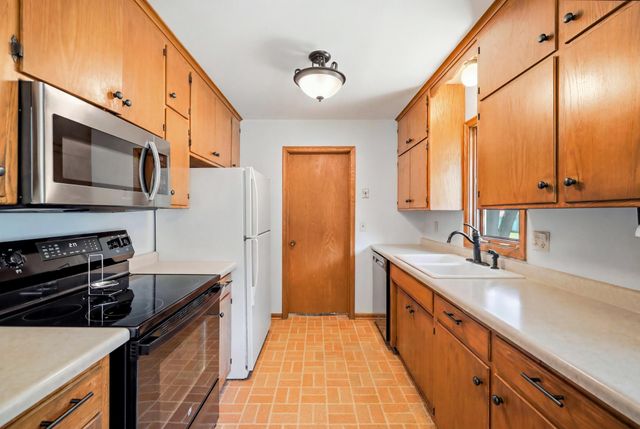 4909 Wisconsin Avenue N, New Hope, MN 55428