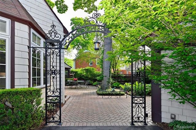 680 Wimbleton Drive, Birmingham, MI 48009