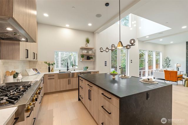 24257 SE 26th Place, Sammamish, WA 98075