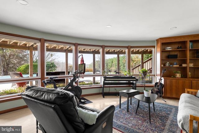 10803 CREST HILL RD, Marshall, VA 20115