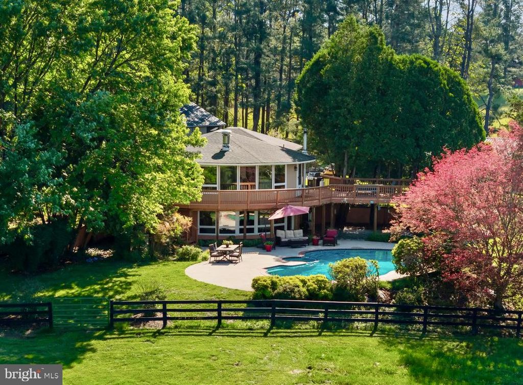 10803 CREST HILL RD, Marshall, VA 20115
