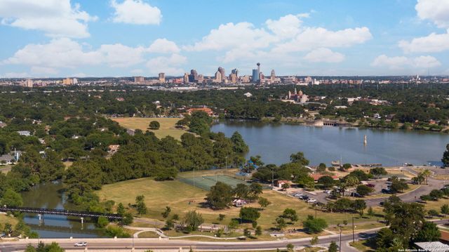 2742 W Craig Pl, San Antonio, TX 78228