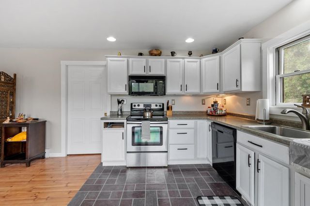 31 Main Street, Raymond, NH 03077