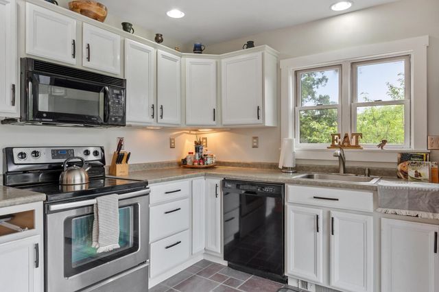 31 Main Street, Raymond, NH 03077