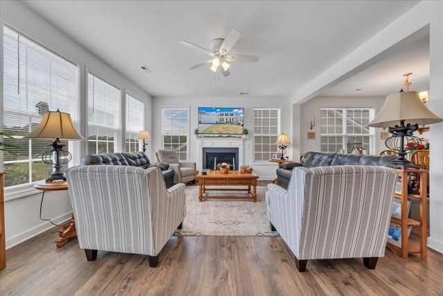 2141 Kings Walk DR NE, Roanoke, VA 24012