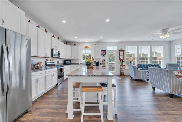2141 Kings Walk DR NE, Roanoke, VA 24012