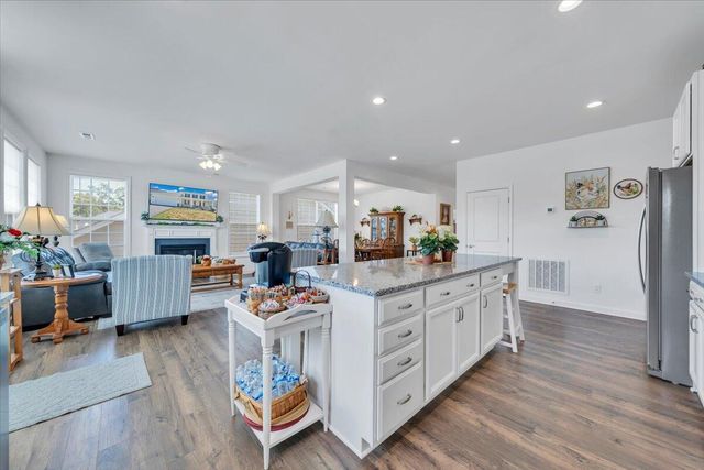 2141 Kings Walk DR NE, Roanoke, VA 24012