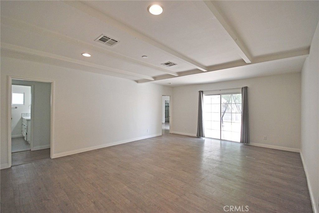 Image 13 of property listing at 10622 Zelzah Avenue, Granada Hills, CA 91344