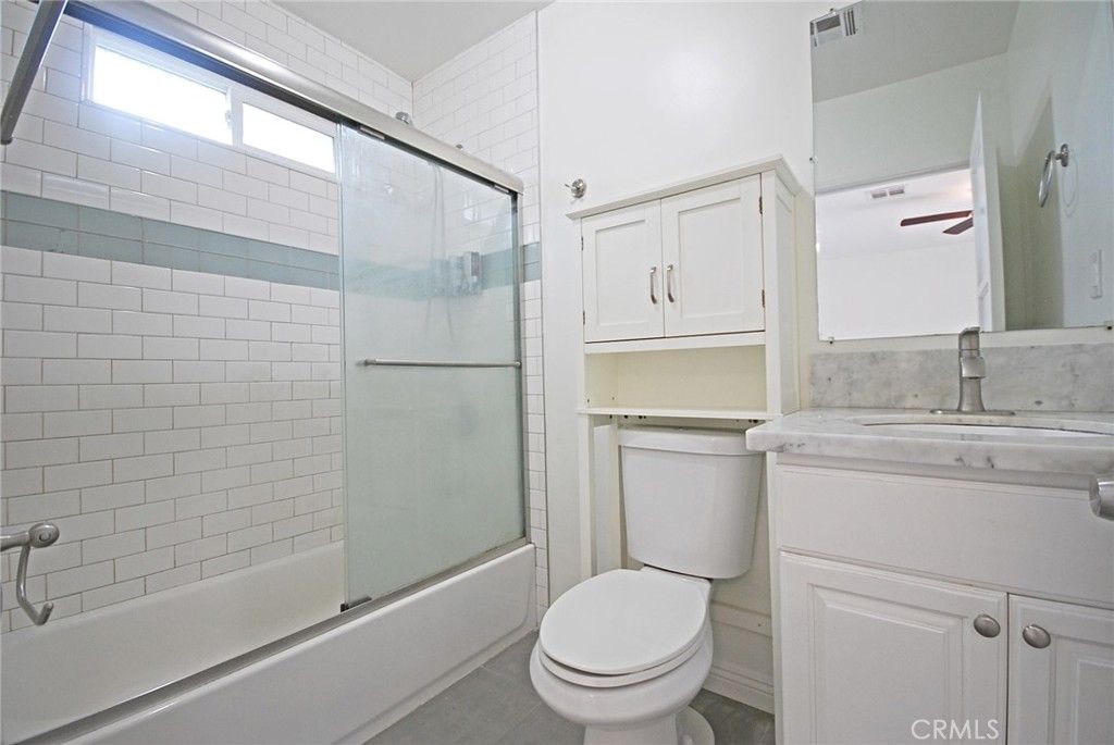 Image 18 of property listing at 10622 Zelzah Avenue, Granada Hills, CA 91344