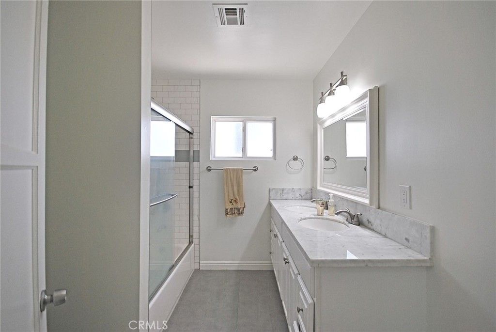 Image 21 of property listing at 10622 Zelzah Avenue, Granada Hills, CA 91344
