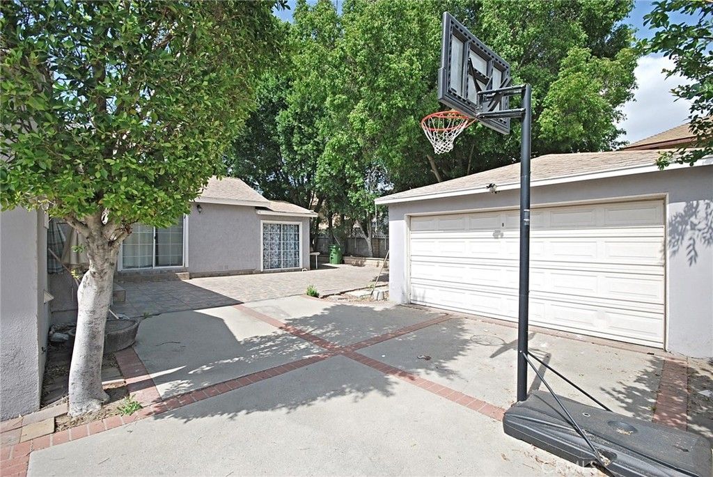 Image 25 of property listing at 10622 Zelzah Avenue, Granada Hills, CA 91344