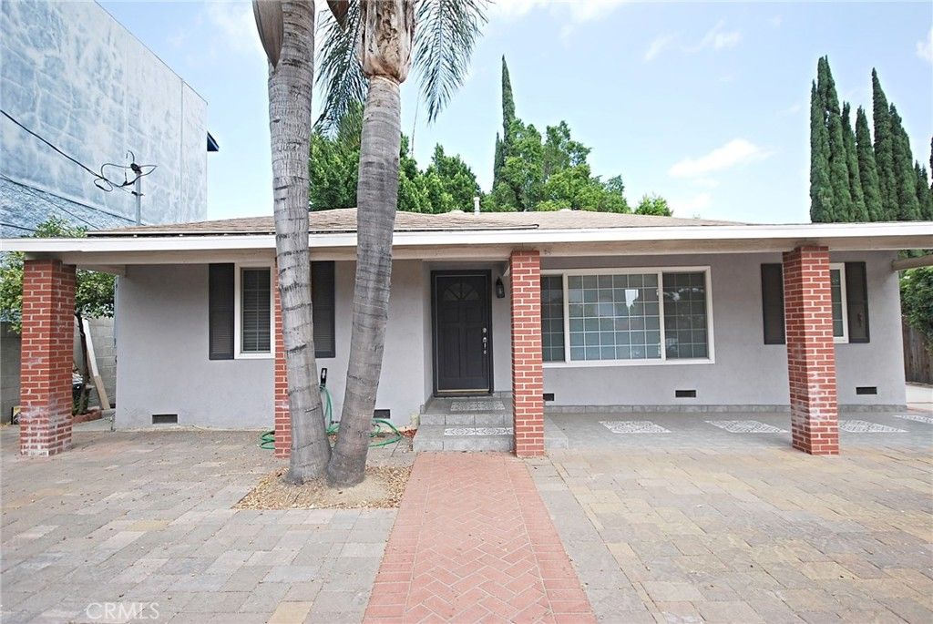 Image 4 of property listing at 10622 Zelzah Avenue, Granada Hills, CA 91344