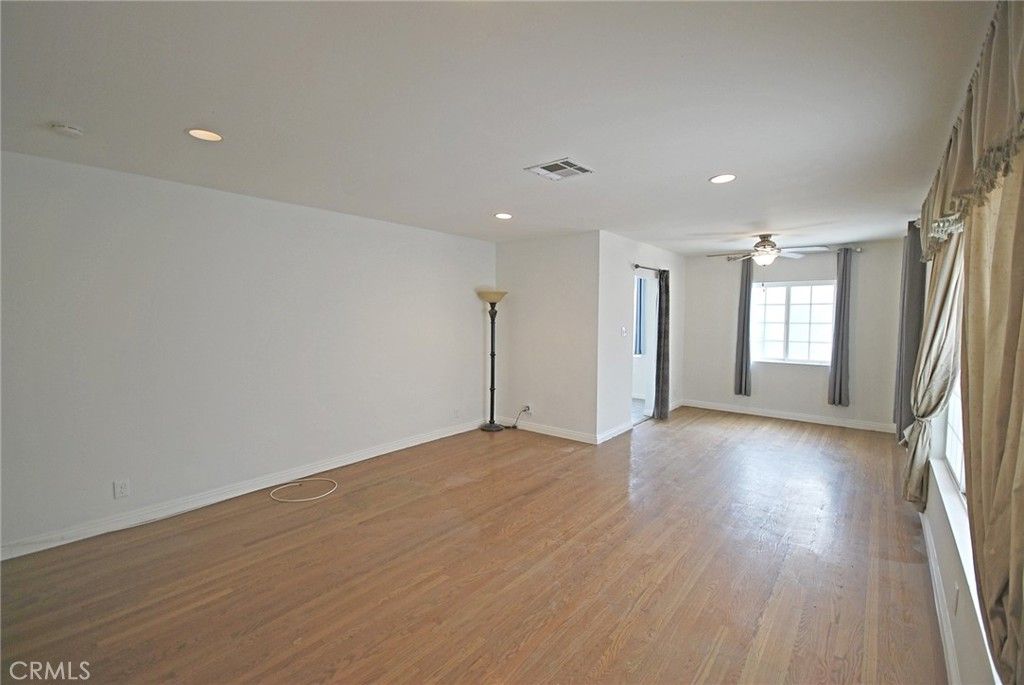 Image 5 of property listing at 10622 Zelzah Avenue, Granada Hills, CA 91344