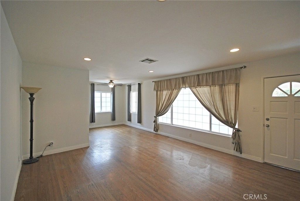 Image 6 of property listing at 10622 Zelzah Avenue, Granada Hills, CA 91344
