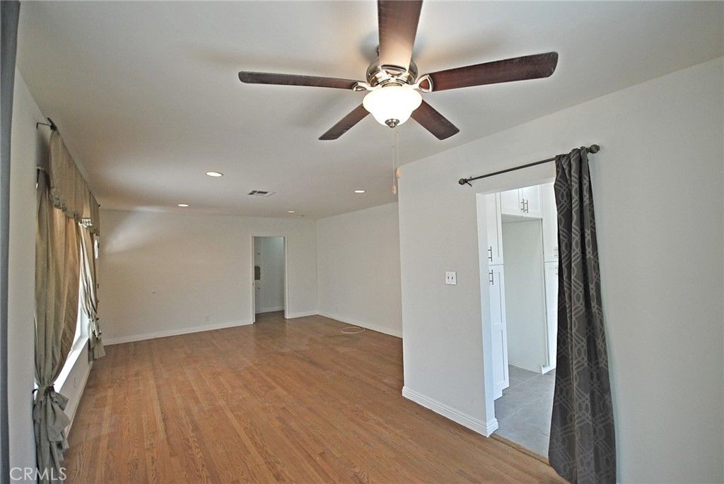 Image 7 of property listing at 10622 Zelzah Avenue, Granada Hills, CA 91344