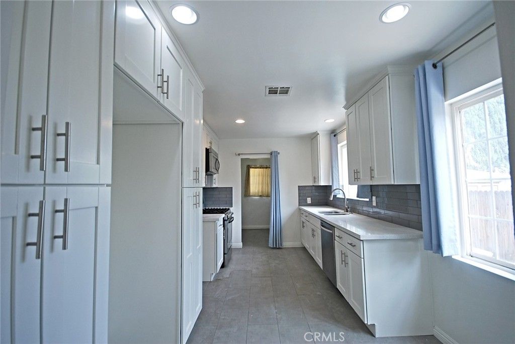 Image 8 of property listing at 10622 Zelzah Avenue, Granada Hills, CA 91344