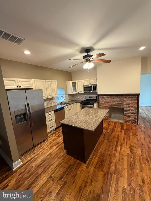10 WOODMONT RD, Conshohocken, PA 19428
