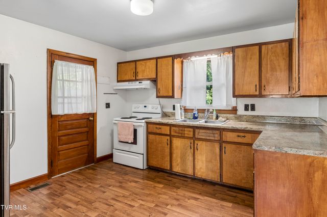 707 Hilltop Drive, Johnson City, TN 37604