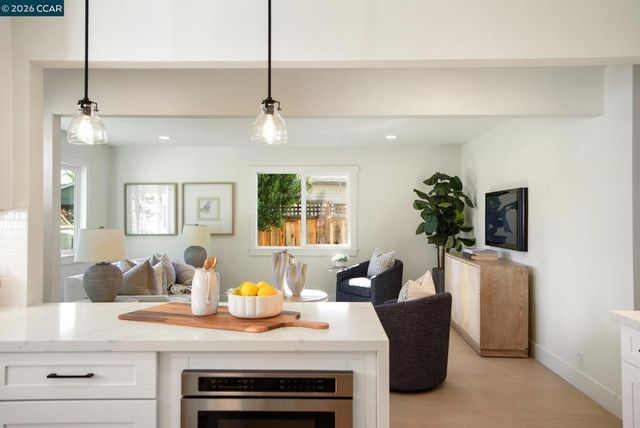 1543 Laverne Ct, Concord, CA 94521