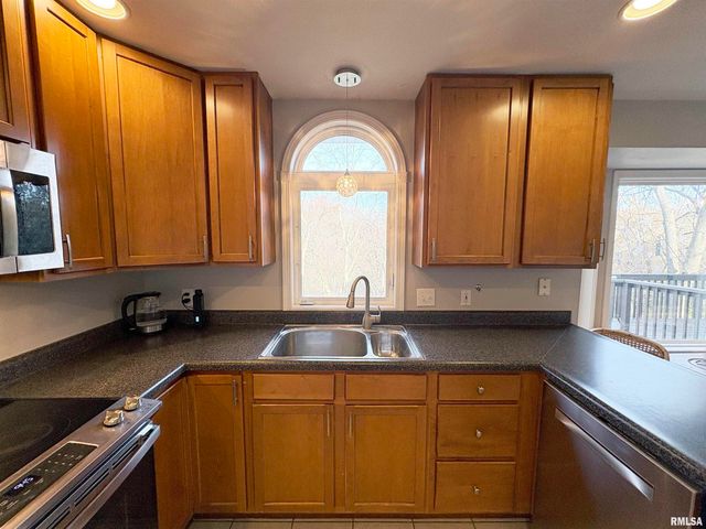 5945 W RIDGECREST Drive, Peoria, IL 61615