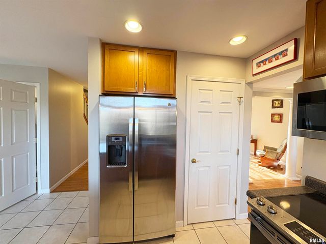 5945 W RIDGECREST Drive, Peoria, IL 61615