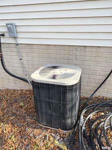 5945 W RIDGECREST Drive, Peoria, IL 61615