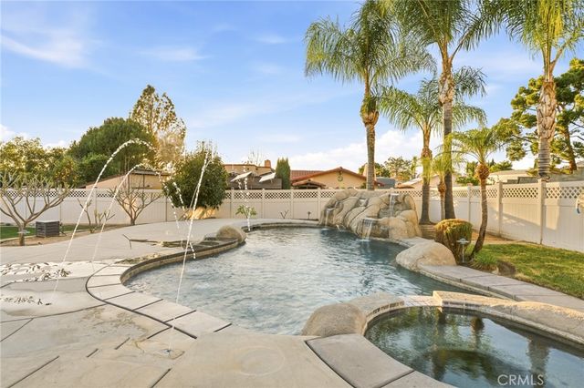 7464 Via Deldene, Highland, CA 92346