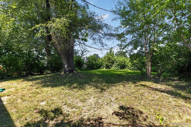 1029 E Woodruff Avenue, Hazel Park, MI 48030
