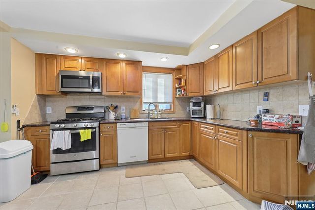2-23 Berdan Avenue, Fair Lawn, NJ 07410