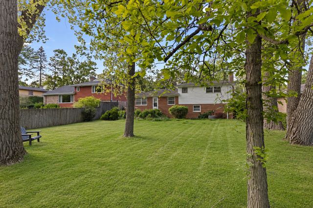 221 W Sheridan Place, Lake Bluff, IL 60044
