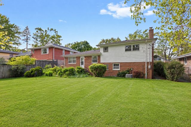 221 W Sheridan Place, Lake Bluff, IL 60044