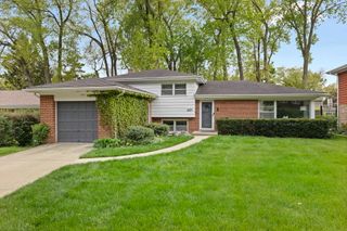 221 W Sheridan Place, Lake Bluff, IL 60044