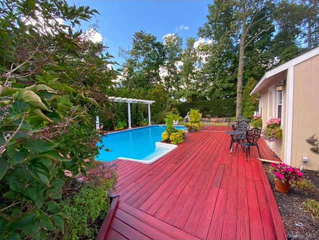 83 Village Line Road, Babylon, NY 11702