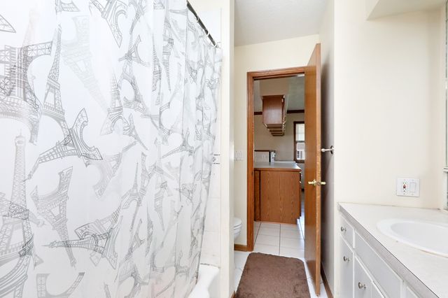7422 Oak Brook Drive, Urbandale, IA 50322