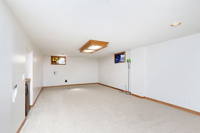 7422 Oak Brook Drive, Urbandale, IA 50322