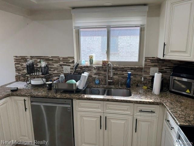 4966 Peachtree Drive, Sterling Heights, MI 48310