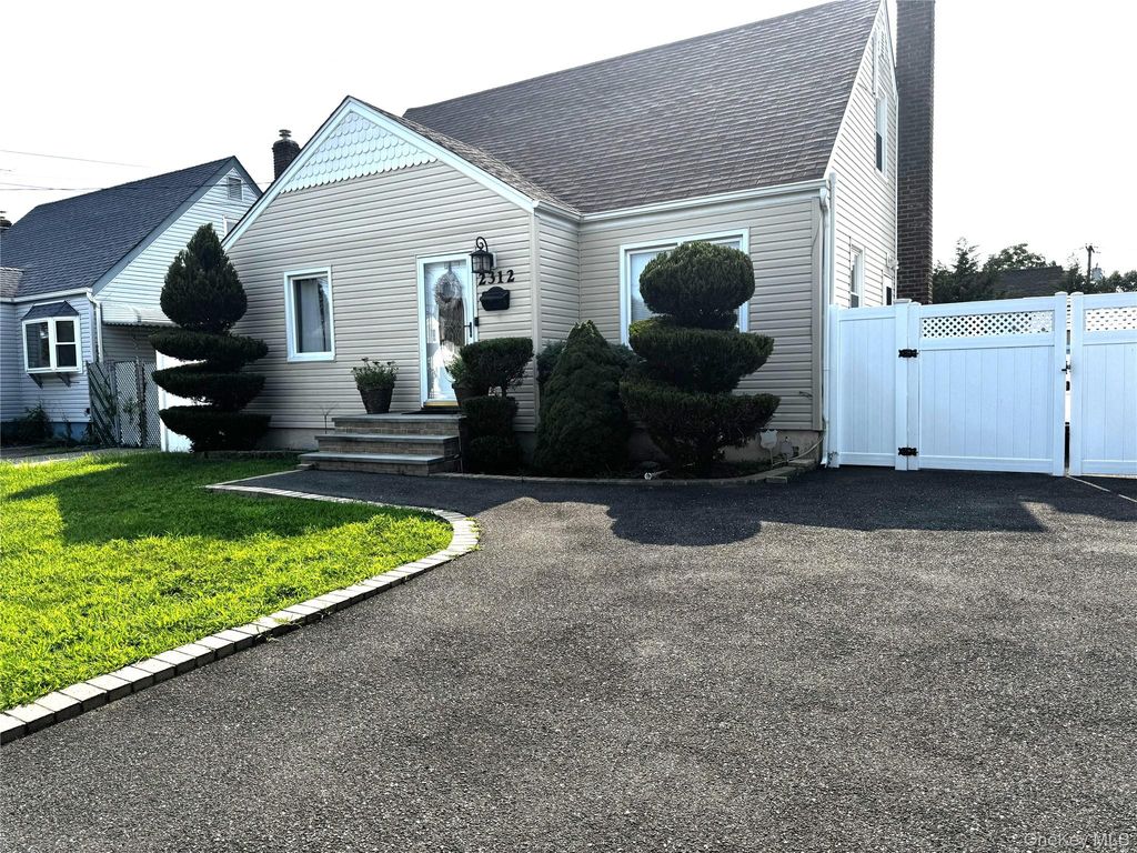 2312 Maple Street, Seaford, NY 11783 — photo 2