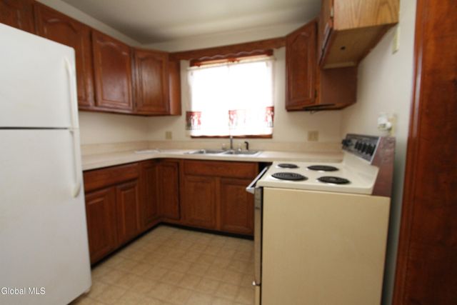 15 Pawling Avenue, Halfmoon, NY 12118