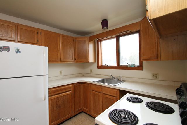 15 Pawling Avenue, Halfmoon, NY 12118