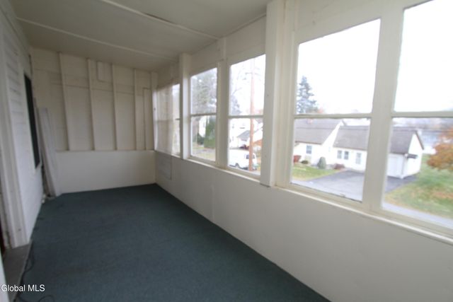 15 Pawling Avenue, Halfmoon, NY 12118